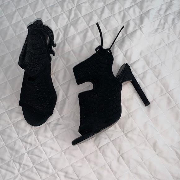 Embossed suede “Tilley” heel - Picture 3 of 5